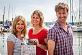ZDF-Filmdreh zum Mord in der Südsee       -  ZDF-Filmdreh: Die Autorin Heike Dorsch (Mitte) mit den Hauptdarstellern Stefanie Stappenbeck und Marcus Mittermeier bei Drehbeginn in Hamburg.