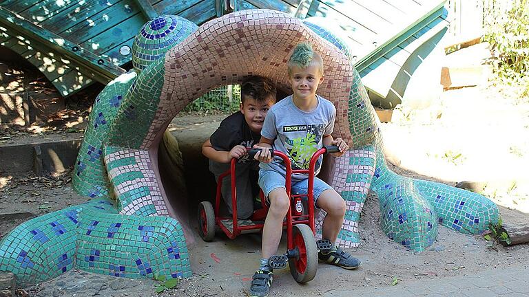 Michael (vorne) und Felix nutzen ausgiebig den großen Fuhrpark der Julius-Kardinal-Döpfner-Schule. Michael (vorne) und Felix nutzen ausgiebig den großen Fuhrpark der Julius-Kardinal-Döpfner-Schule.