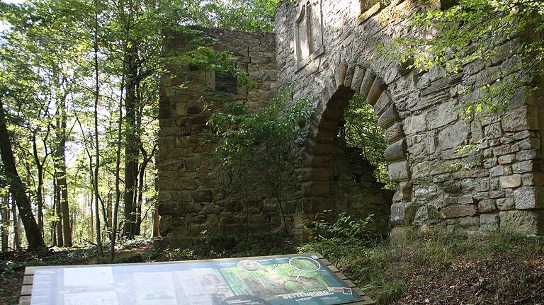 Eine künstliche Ruine bereichert den Landschaftsgarten Bettenburg bei Wetzbausen. Eine künstliche Ruine bereichert den Landschaftsgarten Bettenburg bei Wetzbausen.