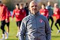 Der neue Kickers-Trainer Bernhard Trares leitete am Montagnachmittag das erste Training der Würzburger Rothosen in Randersacker.