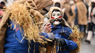 Rhöner Maskenfastnacht       -  Zahlreiche Menschen verfolgen am Sonntag (05.02.23) in Oberelsbach die sogenannte Rhöner Maskenfastnacht. Bei der Maskenfastnacht ziehen die Narren mit handgeschnitzten Masken durch die Straßen des kleinen Ortes im Landkreis Rhön-Grabfeld.
