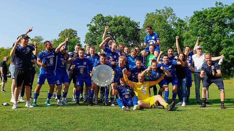 Meisterjubel am 27. Mai 2023: Die Spieler des ETSV Würzburg feiert die Kreisliga-Meisterschaft.