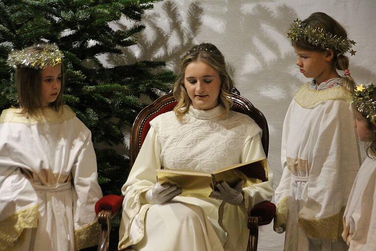 Gerolzhofens Weihnachtsengel Aliyah las beim Kinderadvent die Geschichte von 'Lina und dem Wackelstern' vor.