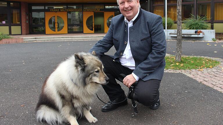 Peter Richter ist neuer Stellvertreter am Franz-Miltenberger-Gymnasium in Bad Brückenau. Seine Hündin Quecy lässt er nicht gerne alleine zuhause.       -  Peter Richter ist neuer Stellvertreter am Franz-Miltenberger-Gymnasium in Bad Brückenau. Seine Hündin Quecy lässt er nicht gerne alleine zuhause.