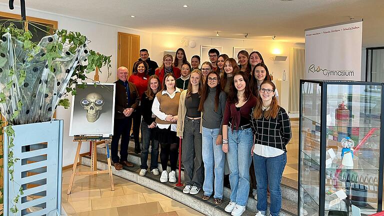 Einige der Schülerinnen und Schüler der Q12 des Rhön-Gymnasiums Bad Neustadt mit Lehrerin Judith Winkelbach präsentierten ihre Werke im Rahmen der Eröffnung der Kunstausstellung im Landratsamt Rhön-Grabfeld. Darüber freuten sich (von links) Landrat Thomas Habermann, Annette Müller-Mann und&nbsp; Jörg Geier (Kreisentwicklung am Landratsamt Rhön-Grabfeld).