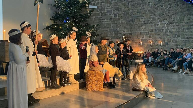Die Kinder veranschaulichten das Weihnachtsevangelium durch das Krippenspiel 'Der Weihnachtsstern weist uns den Weg!' Die Kinder veranschaulichten das Weihnachtsevangelium durch das Krippenspiel 'Der Weihnachtsstern weist uns den Weg!'