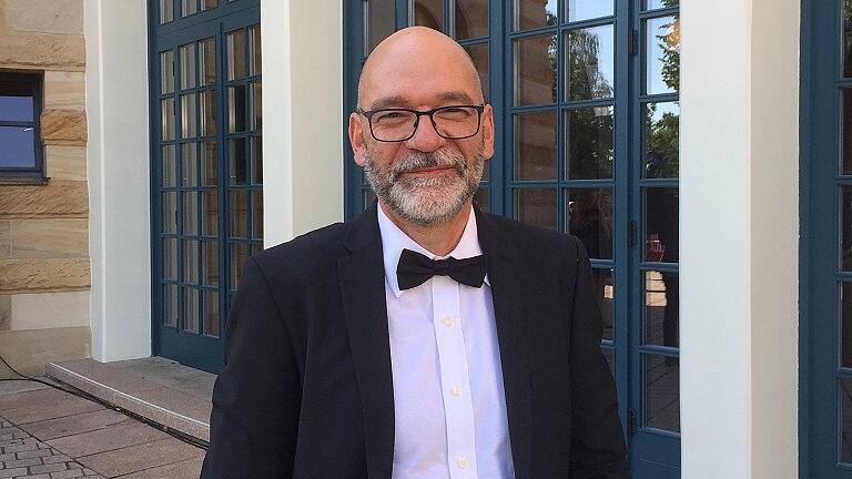 Mathias Wiedemann vor dem Festspielhaus in Bayreuth