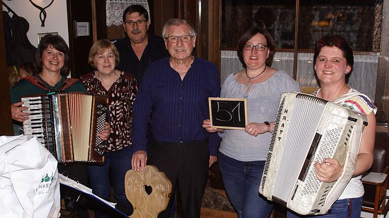 Im Bild die Musikerin Claudia Brenner, die Wirtsleute Ruth und Hans-Martin Oehler, Vorsitzender Siegbert Fuchs, Wirtstochter Heike und Musikerin Sandra Dengel. Im Bild die Musikerin Claudia Brenner, die Wirtsleute Ruth und Hans-Martin Oehler, Vorsitzender Siegbert Fuchs, Wirtstochter Heike und Musikerin Sandra Dengel.