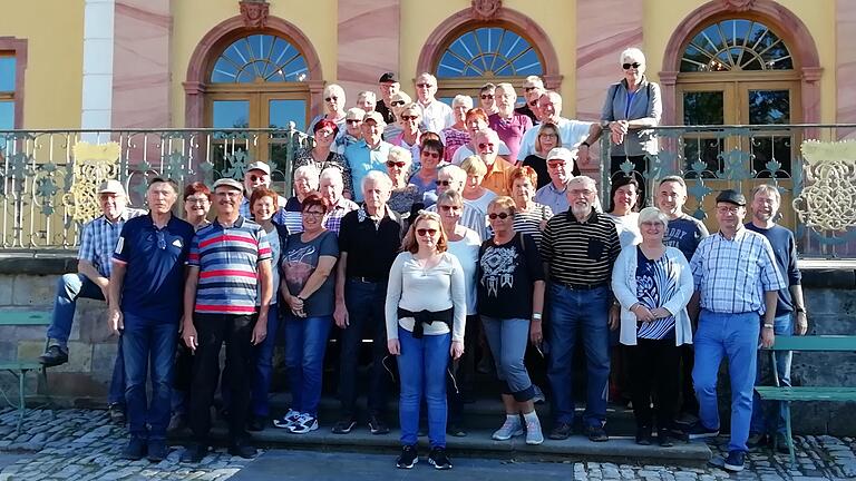 Die Reisegruppe vor dem Schloss Belvedere in Weimar.