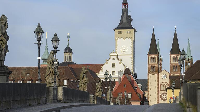 Während der ersten Welle der Corona-Pandemie war die Würzburger Innenstadt, hier die Alte Mainbrücke, aufgrund der Ausgansbeschränkungen menschenleer.&nbsp;&nbsp;