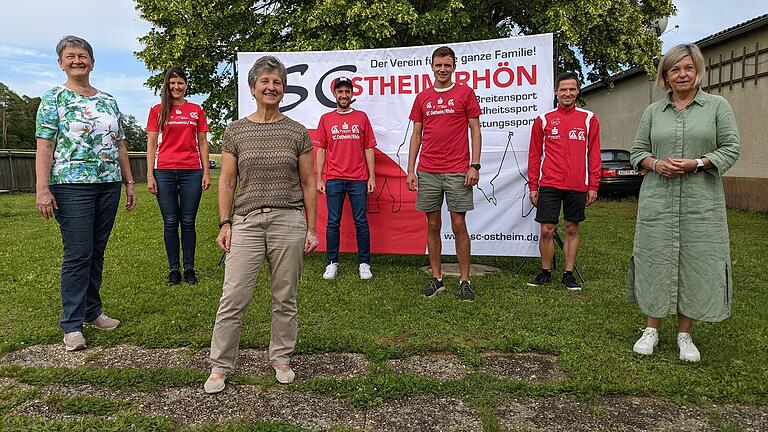 Zu einem Erinnerungsfoto stellten sich von links auf Bürgermeisterin Karina Werner, Anna-Lena Klee, Gabi Münch, Sven Perleth,  Rhys Bishop, Daniel Richter und stellvertretende Landrätin Eva Böhm.