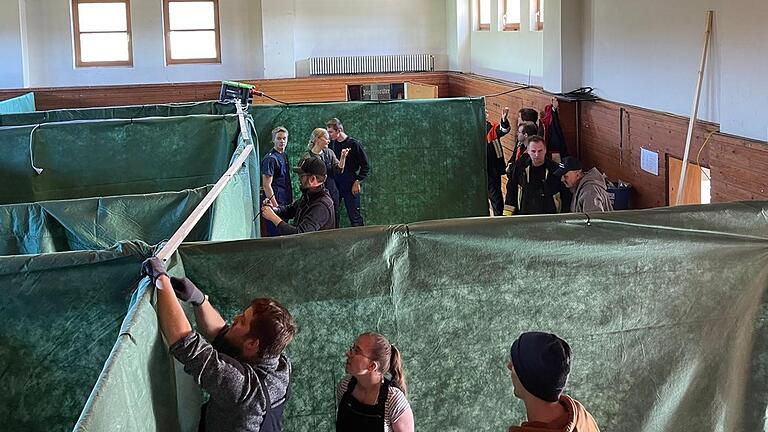 In der Turnhalle des SV Hainert entstand am Samstag eine Notunterkunft für geflüchtete Menschen aus der Ukraine.