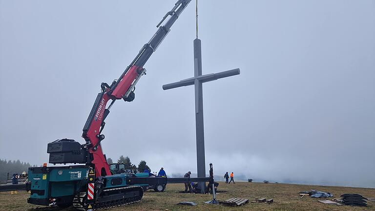 Das Kreuz wird mit dem Kran an seine Position gehoben.