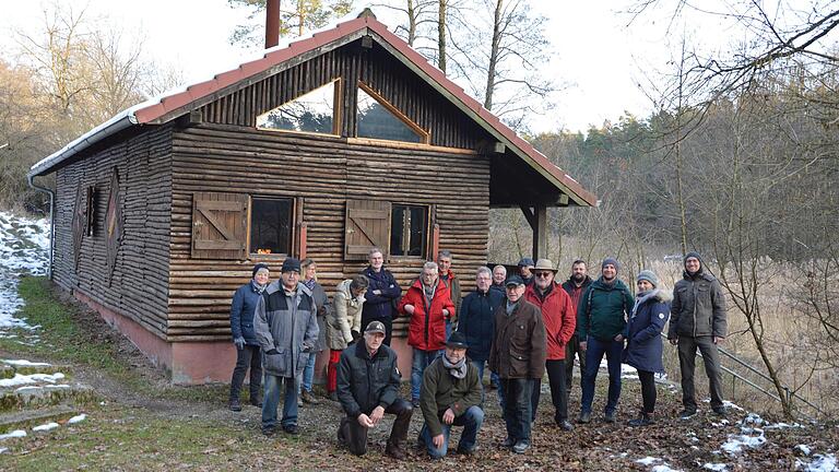 Gruppenfoto der Vereinsmitglieder und Interessierten vor der frisch renovierten Herrnseehütte.
