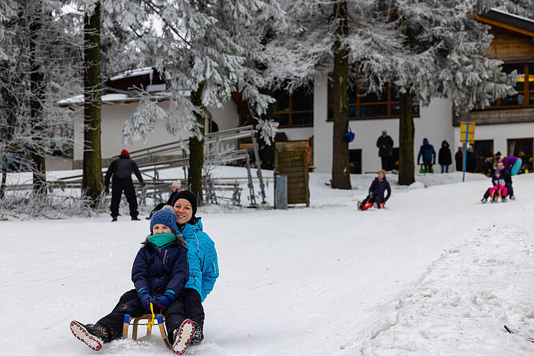 Rodeln, wenn im Tal die Krokusse schon blühen: Auf der Wasserkuppe hatten am Wochenende die Winterfans ihren Spaß.