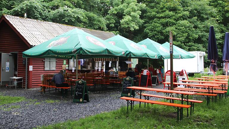 Der Kiosk am Basaltsee bei Ginolfs nennt sich jetzt 'Basaltsee Almhütt'n'. Der Kiosk am Basaltsee bei Ginolfs nennt sich jetzt 'Basaltsee Almhütt'n'.