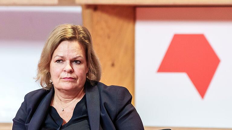 Frankfurter Buchmesse       -  Bundesinnenministerin Nancy Faeser (SPD) plädiert für harte Strafen, verpflichtende Anti-Gewalt-Trainings und die elektronische Fußfessel, um Frauen besser vor Gewalt zu schützen. (Archivfoto)