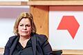 Frankfurter Buchmesse       -  Bundesinnenministerin Nancy Faeser (SPD) plädiert für harte Strafen, verpflichtende Anti-Gewalt-Trainings und die elektronische Fußfessel, um Frauen besser vor Gewalt zu schützen. (Archivfoto)