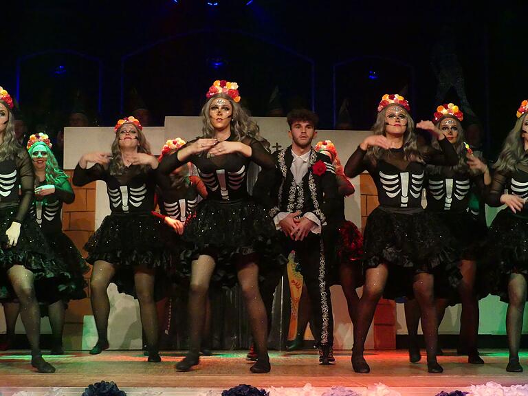 Dia de los muertos - den Tag der Toten setzte die Showtanz-Gruppe der Kräuter-11 gekonnt mit Akrobatikelementen um. Dia de los muertos - den Tag der Toten setzte die Showtanz-Gruppe der Kräuter-11 gekonnt mit Akrobatikelementen um.