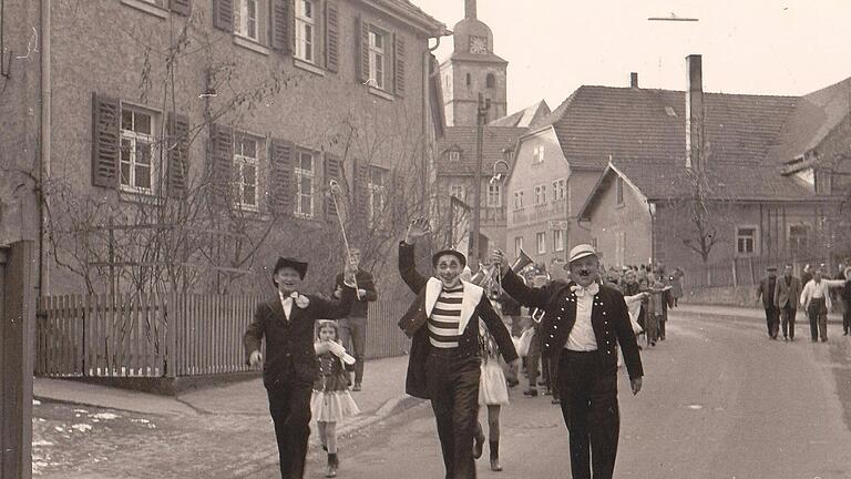 Den Faschingszug führte in Euerbach immer der Bürgermeister an, hier (links) Rudolf Winter in den 60-er Jahren, im Hintergrund die Kirchenburg und rechts das 'Gasthaus zum schwarzen Roß'. Den Faschingszug führte in Euerbach immer der Bürgermeister an, hier (links) Rudolf Winter in den 60-er Jahren, im Hintergrund die Kirchenburg und rechts das 'Gasthaus zum schwarzen Roß'.