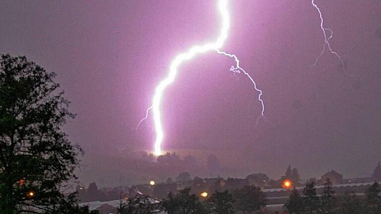Den Blitz, der nur Sekunden zu sehen ist, hat Schönherr vom Balkon fotografiert. Den Blitz, der nur Sekunden zu sehen ist, hat Schönherr vom Balkon fotografiert.