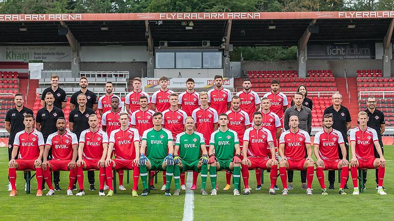 Die Mannschaft der Würzburger Kickers. Hintere Reihe von links: Athletiktrainer Philipp Kunz, Co-Trainer Philipp Eckart, Mitja Lotric, Dennis Waidner, Niklas Schories, Dominik Meisel, Moritz Heinrich, Fanol Perdedaj, Dildar Atmaca und Physiotherapeutin Cristina Mora. Mittlere Reihe von links: Trainer Torsten Ziegner, Co-Trainer Michael Hiemisch, Torwarttrainer Marco Langner, Ryan Adigo, Robert Herrmann, Leon Schneider, Louis Breunig, David Kopacz, Alexander Lungwitz, Sportvorstand Sebastian Schuppan, Teammanager Norbert Mahler und Zeugwart Klaus Orner. Vordere Reihe von links: Vladimir Nikolov, Saliou Sane, Lars Dietz, Maximilian Breunig, Marc Richter, Hendrik Bonmann, Maximilian Perez Hintermeier, Christian Strohdiek, Tobias Kraulich, Daniel Hägele und Niklas Hoffmann. Es fehlt: Marvin Pourie. Die Mannschaft der Würzburger Kickers. Hintere Reihe von links: Athletiktrainer Philipp Kunz, Co-Trainer Philipp Eckart, Mitja Lotric, Dennis Waidner, Niklas Schories, Dominik Meisel, Moritz Heinrich, Fanol Perdedaj, Dildar Atmaca und Physiotherapeutin Cristina Mora. Mittlere Reihe von links: Trainer Torsten Ziegner, Co-Trainer Michael Hiemisch, Torwarttrainer Marco Langner, Ryan Adigo, Robert Herrmann, Leon Schneider, Louis Breunig, David Kopacz, Alexander Lungwitz, Sportvorstand Sebastian Schuppan, Teammanager Norbert Mahler und Zeugwart Klaus Orner. Vordere Reihe von links: Vladimir Nikolov, Saliou Sane, Lars Dietz, Maximilian Breunig, Marc Richter, Hendrik Bonmann, Maximilian Perez Hintermeier, Christian Strohdiek, Tobias Kraulich, Daniel Hägele und Niklas Hoffmann. Es fehlt: Marvin Pourie.