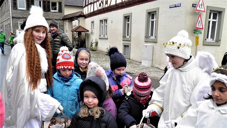 2019 verteilte Melissa Streit als Sommeracher Christkind Geschenke. Dieses Jahr hat Agathe Kestler für die Kleinen Süßigkeiten im Korb. 2019 verteilte Melissa Streit als Sommeracher Christkind Geschenke. Dieses Jahr hat Agathe Kestler für die Kleinen Süßigkeiten im Korb. 