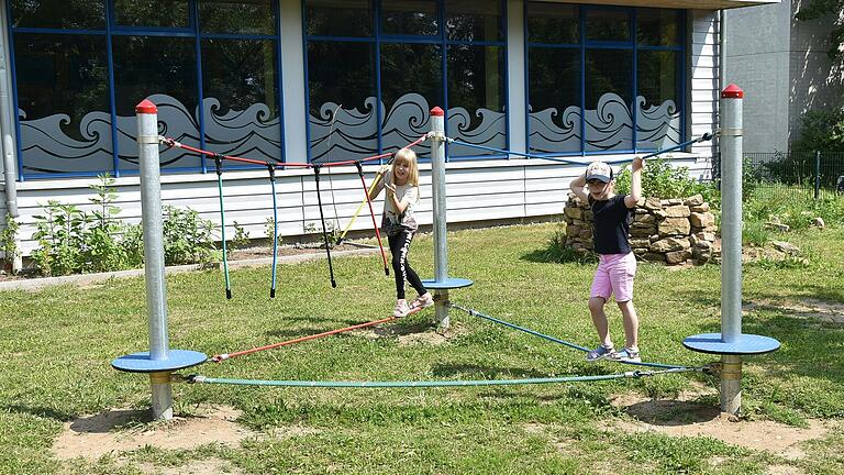 Auf den Slacklines können die Mädchen und Jungen balancieren. Wer es nicht schafft, ganz ohne Hilfe das Gleichgewicht zu halten, der kann sich auf zwei der Slacklines am Seil festhalten.