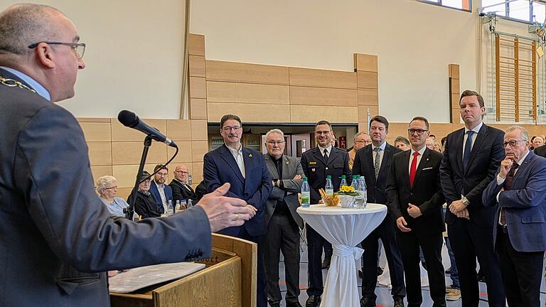 Neujahrsempfang Bad Bocklet - Bürgermeister Andreas Sandwall bei seiner Festansprache mit einigen Ehrengästen: (von links) Matthias Kleren (Kreisvorsitzender Freie Wähler), Thomas Leiner (3. Bürgermeister Bad Kissingen), Polizeirat Christian Pörtner (Leiter Polzeiinspektion Bad Kissingen), Innenstaatssekretär Sandro Kirchner (CSU), Mario Götz (CSU/FW, Bürgermeister Oberthulba), Martin Wende (CSU, Bezirksrat) und stellvertretender Landrat Emil Müller (CSU). Neujahrsempfang Bad Bocklet - Bürgermeister Andreas Sandwall bei seiner Festansprache mit einigen Ehrengästen: (von links) Matthias Kleren (Kreisvorsitzender Freie Wähler), Thomas Leiner (3. Bürgermeister Bad Kissingen), Polizeirat Christian Pörtner (Leiter Polzeiinspektion Bad Kissingen), Innenstaatssekretär Sandro Kirchner (CSU), Mario Götz (CSU/FW, Bürgermeister Oberthulba), Martin Wende (CSU, Bezirksrat) und stellvertretender Landrat Emil Müller (CSU).