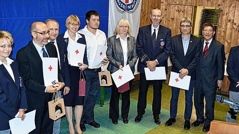Die Ehrennadel in Gold und Silber erhielten (von links): Margit Wehner (S), Gabriele Stumpf (S), Jürgen Ludwig (S), Reiner Messerer 1. WW-Vors., Dr. Petra Gehrsitz (S), Tobias Gundlach (S), Kunigunde Rosenberger (S), Michael Dix-Landgraf (G), Rudolf Gehret (G) im Bild mit Eberhard Sinner und Josef Geiger, stellvertretender Vorsitzender der Wasserwacht Bezirk Unterfranken. Die Ehrennadel in Gold und Silber erhielten (von links): Margit Wehner (S), Gabriele Stumpf (S), Jürgen Ludwig (S), Reiner Messerer 1. WW-Vors., Dr. Petra Gehrsitz (S), Tobias Gundlach (S), Kunigunde Rosenberger (S), Michael Dix-Landgraf (G), Rudolf Gehret (G) im Bild mit Eberhard Sinner und Josef Geiger, stellvertretender Vorsitzender der Wasserwacht Bezirk Unterfranken.
