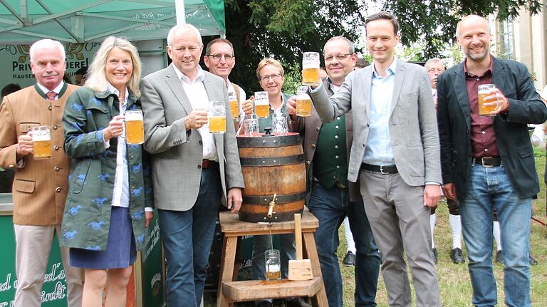 Prost! Mit dem neuen Öko-Guts-Bier stießen an (von rechts): Andreas Schäfer von der Besitzerfamilie des Schloss Gut Obbach, Landrat Florian Töpper, Braumeister Ulrich Martin, das Gutsverwalter-Paar Petra Sandjohann und Bernhard Schreyer, Bürgermeister Arthur Arnold sowie die Seniorchefin der Mälzerei Schubert, Susan Schubert, mit Ehemann Henning Glawatz. Prost! Mit dem neuen Öko-Guts-Bier stießen an (von rechts): Andreas Schäfer von der Besitzerfamilie des Schloss Gut Obbach, Landrat Florian Töpper, Braumeister Ulrich Martin, das Gutsverwalter-Paar Petra Sandjohann und Bernhard Schreyer, Bürgermeister Arthur Arnold sowie die Seniorchefin der Mälzerei Schubert, Susan Schubert, mit Ehemann Henning Glawatz.