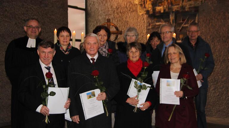 Dank für langjährige Mitarbeit. Pfarrer Robert Augustin (links) zeichnete (hinten, von links) Brigitte Netz-Schäfer, Hannelore Porkristl, Heike Jordan, Jutta Müller, Dieter Heublein und Matthias Luther sowie (vorne, von links) Viktor Rein, Manfred Pakull, Ursula Müller-Ahammer und Helga Nitzsche-Schubert aus.  Foto: Hans-Jürgen Burdack       -  Dank für langjährige Mitarbeit. Pfarrer Robert Augustin (links) zeichnete (hinten, von links) Brigitte Netz-Schäfer, Hannelore Porkristl, Heike Jordan, Jutta Müller, Dieter Heublein und Matthias Luther sowie (vorne, von links) Viktor Rein, Manfred Pakull, Ursula Müller-Ahammer und Helga Nitzsche-Schubert aus.  Foto: Hans-Jürgen Burdack