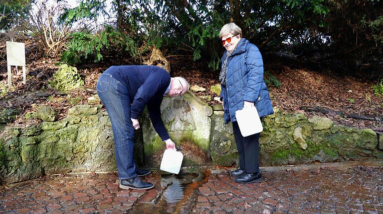 Der kleine versteckte Brunnen neben der Wallfahrtskirche wird oft wegen seines besonderen Wasserss aufgesucht Der kleine versteckte Brunnen neben der Wallfahrtskirche wird oft wegen seines besonderen Wasserss aufgesucht