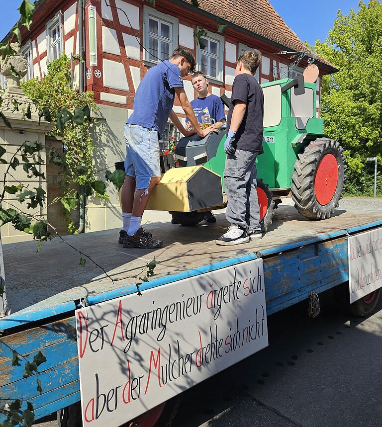Die Probleme eines Agraringenieurs beim Mulchen stellten die Ortsburschen auf diesem Wagen dar. Die Probleme eines Agraringenieurs beim Mulchen stellten die Ortsburschen auf diesem Wagen dar.