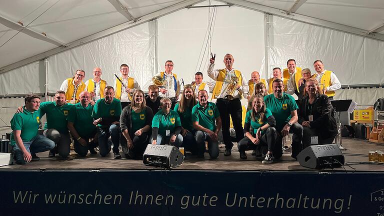 Einmal mit solchen Profis auf der Bühne stehen. Die Wargolshäuser Musikanten präsentierten sich zum Abschluss des Konzerts mit Vladu Kumpuan gemeinsam auf der Bühne. Einmal mit solchen Profis auf der Bühne stehen. Die Wargolshäuser Musikanten präsentierten sich zum Abschluss des Konzerts mit Vladu Kumpuan gemeinsam auf der Bühne.