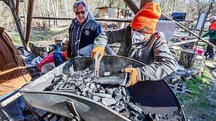 Drei Mal im Jahr machen sie Holzkohle - wie früher und für den guten Zweck: Ehrenamtliche vom&nbsp; Kohlenmeiler-Team aus Schwärzelbach (Lkr. Bad Kissingen).&nbsp;