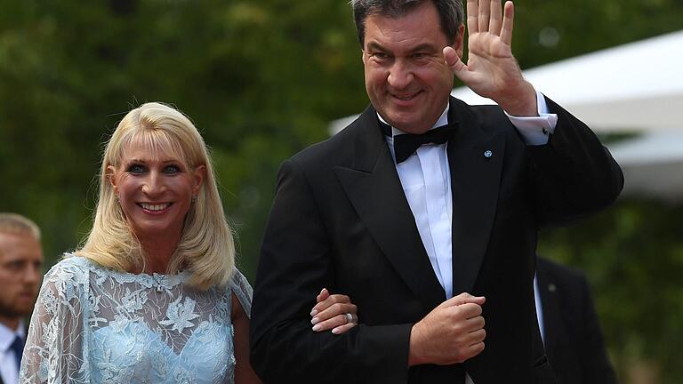 Ministerpräsident Markus Söder und seine Frau Karin bei der Premiere der  Wagner-Festspiele 2018.   Im nächsten Jahr kommt Söder nach Bad Kissingen - als Schirmherr des Kissinger Sommers.Foto: Matthias Balk/dpa       -  Ministerpräsident Markus Söder und seine Frau Karin bei der Premiere der  Wagner-Festspiele 2018.   Im nächsten Jahr kommt Söder nach Bad Kissingen - als Schirmherr des Kissinger Sommers.Foto: Matthias Balk/dpa