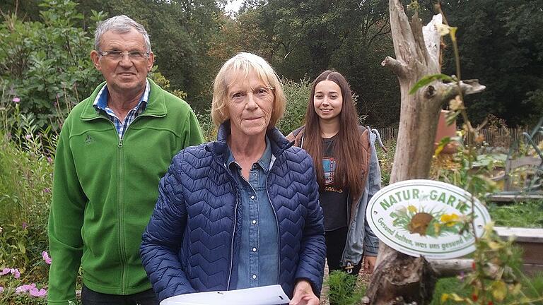 Nach dem Überreichen der Plakette am Garteneingang der Klinik am Steigerwald: (von links) Gärtnermeister Josef Meyer, Dorle Engels und Hannah Studtrucker. Nach dem Überreichen der Plakette am Garteneingang der Klinik am Steigerwald: (von links) Gärtnermeister Josef Meyer, Dorle Engels und Hannah Studtrucker.