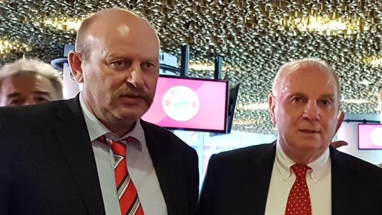 Roland Herget, regionaler Ansprechpartner der Fanklubs für Unterfranken und den Main-Tauber-Kreis, mit dem früheren Bayern-Präsident Uli Hoeneß (rechts). Roland Herget, regionaler Ansprechpartner der Fanklubs für Unterfranken und den Main-Tauber-Kreis, mit dem früheren Bayern-Präsident Uli Hoeneß (rechts).