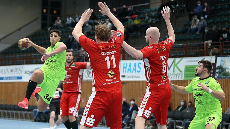 Yonatan Dayan (links) von der DJK Rimpar Wölfe (rechts: David Kovacic) steht im Rückspiel beim ASV Hamm-Westfalen vor seinem Comeback nach einer Verletzung. Im Hinspiel in Würzburg im Oktober – der letzten Partie mit Zuschauern vor dem Lockdown – boten die Wölfe dem Favoriten um seine Abwehrriesen Jakob Schwabe und Markus Fuchs lange Paroli, verloren aber am Ende mit 18:20. Yonatan Dayan (links) von der DJK Rimpar Wölfe (rechts: David Kovacic) steht im Rückspiel beim ASV Hamm-Westfalen vor seinem Comeback nach einer Verletzung. Im Hinspiel in Würzburg im Oktober – der letzten Partie mit Zuschauern vor dem Lockdown – boten die Wölfe dem Favoriten um seine Abwehrriesen Jakob Schwabe und Markus Fuchs lange Paroli, verloren aber am Ende mit 18:20.