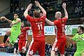 Yonatan Dayan (links) von der DJK Rimpar Wölfe (rechts: David Kovacic) steht im Rückspiel beim ASV Hamm-Westfalen vor seinem Comeback nach einer Verletzung. Im Hinspiel in Würzburg im Oktober – der letzten Partie mit Zuschauern vor dem Lockdown – boten die Wölfe dem Favoriten um seine Abwehrriesen Jakob Schwabe und Markus Fuchs lange Paroli, verloren aber am Ende mit 18:20.