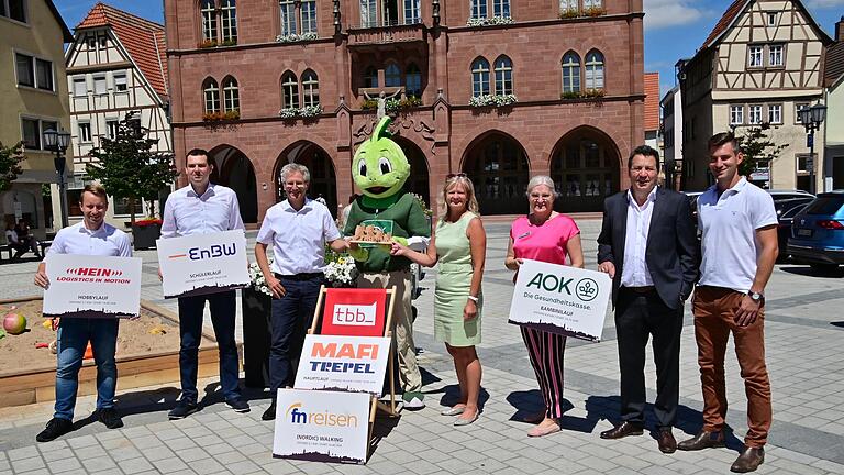 Wollen in diesem Jahr einen nachhaltigen Lauf in der Kreisstadt für jedermann anbieten (von links): Robin Tamazini, Jonathan Schmidt, Kluas-Dieter Schnabel, Maskottchen Solinchen, Bürgermeisterin Anette Schmidt, Monika Scheida, Klaus Burger und Michael Burger. Wollen in diesem Jahr einen nachhaltigen Lauf in der Kreisstadt für jedermann anbieten (von links): Robin Tamazini, Jonathan Schmidt, Kluas-Dieter Schnabel, Maskottchen Solinchen, Bürgermeisterin Anette Schmidt, Monika Scheida, Klaus Burger und Michael Burger.