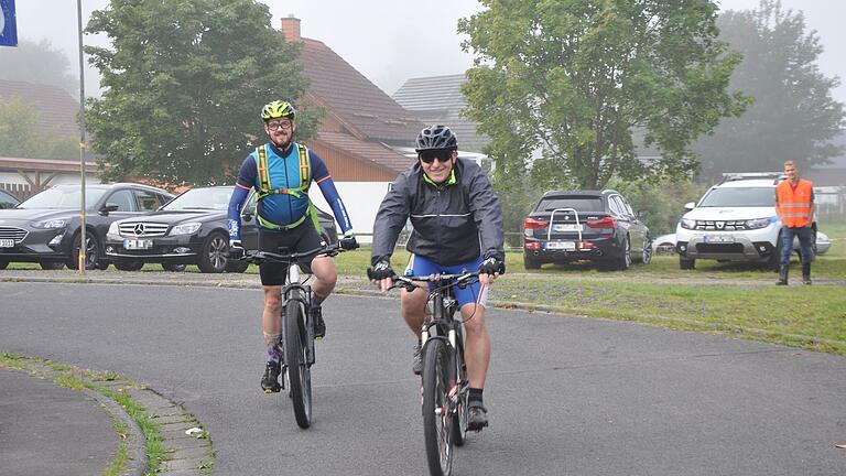 Radvierer - Beim Start am Morgen war das Wetter noch trüb, doch die Sonne hat sich noch blicken lassen. Radvierer - Beim Start am Morgen war das Wetter noch trüb, doch die Sonne hat sich noch blicken lassen.
