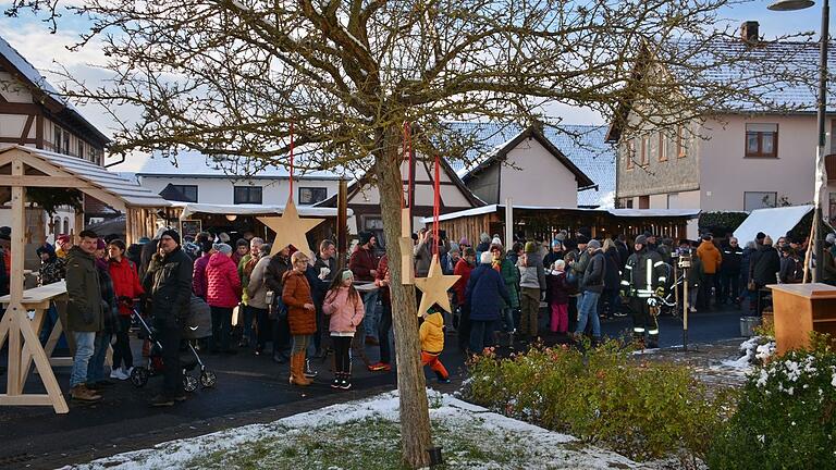 Gut besucht war auch in diesem Jahr der Adventsmarkt rund um die Kirche und das Gemeindehaus. Gut besucht war auch in diesem Jahr der Adventsmarkt rund um die Kirche und das Gemeindehaus.