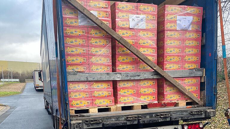 Die ersten drei Sattelzüge Richtung ukrainischer Kinder sind unterwegs. Ein weiterer macht sich mit den Weihnachtspäckchen in der Weinachtswoche auf den Weg.