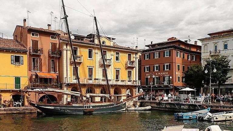 Jede noch so kleine Stadt am Gardasee hat ihren kleinen idyllischen Hafen wie in Malcesine. Jede noch so kleine Stadt am Gardasee hat ihren kleinen idyllischen Hafen wie in Malcesine.