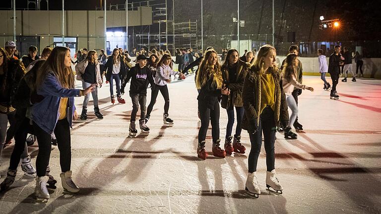 Eislaufen in Unterfranken: Ob Kurse, öffentlicher Lauf oder wie hier Eisbahn-Disco in Würzburg - das Freizeitvergnügen Eislaufen steht in der Region hoch im Kurs. Eislaufen in Unterfranken: Ob Kurse, öffentlicher Lauf oder wie hier Eisbahn-Disco in Würzburg - das Freizeitvergnügen Eislaufen steht in der Region hoch im Kurs. 