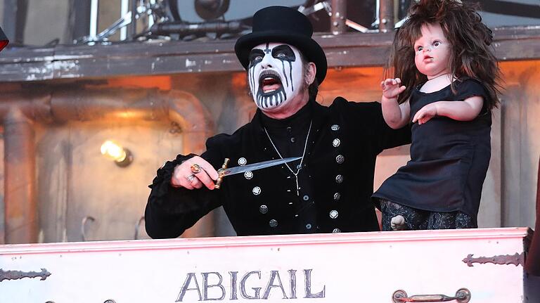 Ein kleines bisschen Horror-Show: King Diamond geht der Puppe Abigail an den Kragen. Ein kleines bisschen Horror-Show: King Diamond geht der Puppe Abigail an den Kragen.