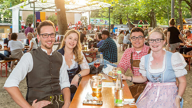 Viele Besucher verbringen den Samstag 21.08.21 im Volkacher Sommergarten am Weinfestplatz in Volkach. Für musikalische Unterhaltung sorgten die Püssensheimer Musikanten.