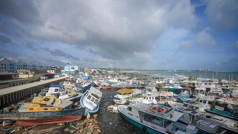 Hurrikan &bdquo;Beryl&rdquo; auf Barbados       -  Beschädigte Fischerboote liegen vor Bridgetown.
